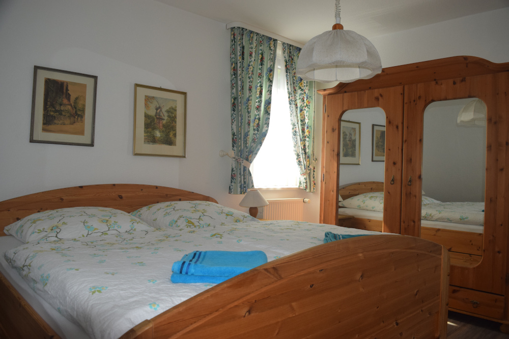 Schlafzimmer 1